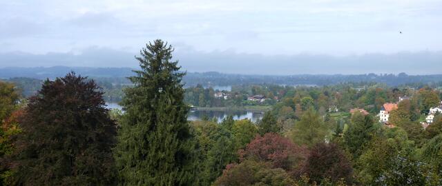 Der Staffelsee mit seinen Inseln liegt nun in der Sonne.