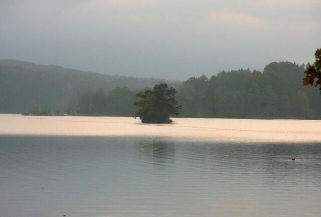 Ein leichter Nebel lässt die Konturen verschwimmen.