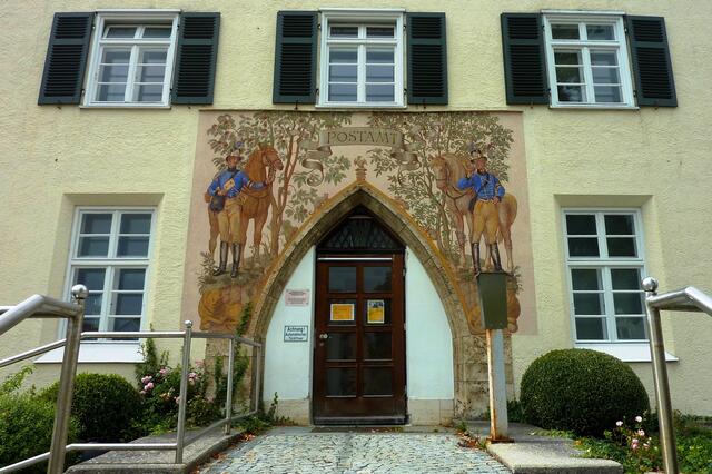 Auch dieser Eingang zum Postamt kann sich sehen lassen.
