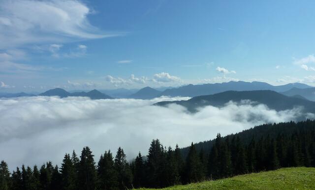 Berge soweit das Auge reicht und immer wieder große Wolkenfelder über dem Tal
