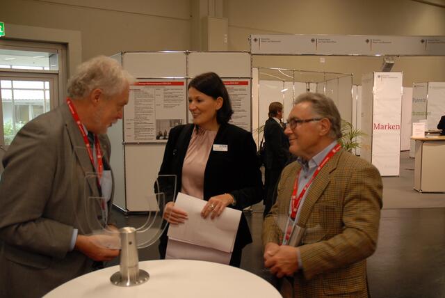 Prof. Dr.-Ing. Reinhard Spörer aus Soest (l.) und OStR Johannes Paulussen im Vorbereitungsgespräch mit der Assistentin Marlies Kolb der Geschäftsleitung des Messeveranstalters der Erfindermesse iENA, der  AFAG Messen und Ausstellungen GmbH | Foto: Mit freundlicher Genehmigung von Ing. Zbigniew Jablonski
