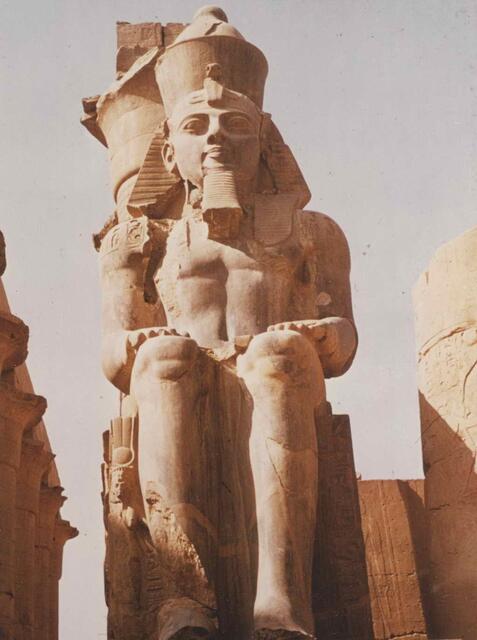 Einen Stamm, die Israeliten, verschlug es nach Ägypten. Dort konnten sie zunächst frei leben, wurden aber dann zur Fronarbeit herangezogen. Es könnte um die Zeit Ramses des Großen oder seines Sohnes Merenptha gewesen sein, gibt es doch vage Hinweise darauf.