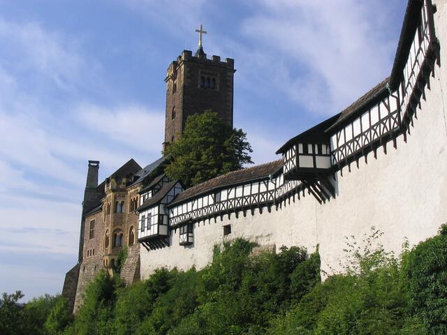 Doch Rom konnte sich das nicht bieten lassen. Die Kirche benötigte für den Bau des Petersdomes gigantische Geldsummen. Wer nicht zahlte, dem drohte die Kirche mit der Hölle und dem ewigen Fegefeuer.