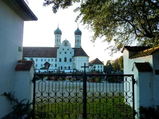 Zur Klosteranlage gehört auch ein Friedhof.