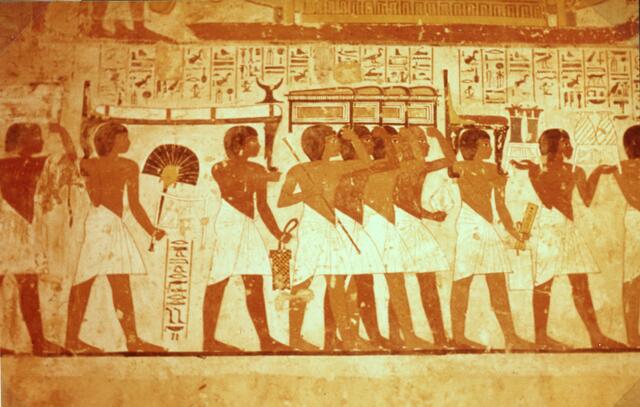 Schon in der Steinzeit glaubten die Menschen an ein Weiterleben nach dem Tod. Deswegen wurden dem Verstorbenen Grabbeigaben beigelegt. In Ägypten bei den höhergestellten Personen sogar ein ganzer Hausstand.