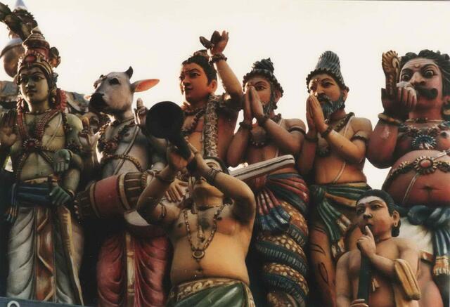 Im Hinduismus gibt es jede Menge Götter. Der wichtigste ist Brahma, das erste Lebenwesen auf der Erde und deren Schöpfer.