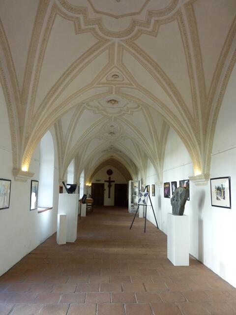 Im Kreuzgang mit seinem Spätrenaissance-Stuck finden Ausstellungen statt.