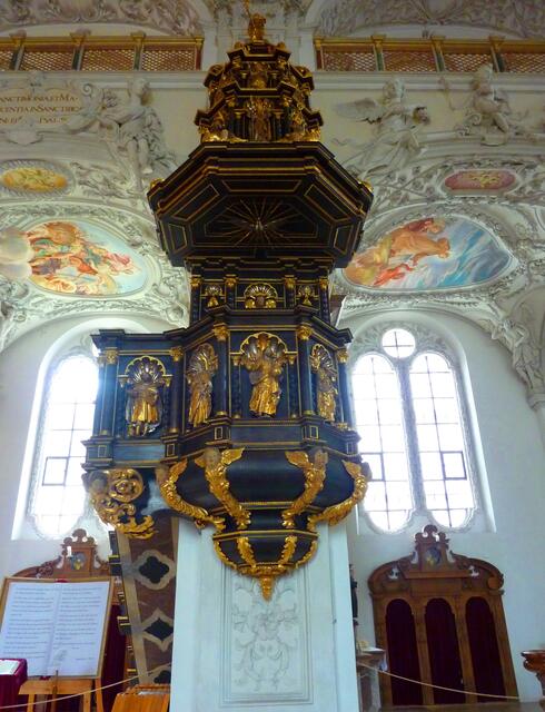 Auch die Kanzel und die Decke sind reich ausgestattet.