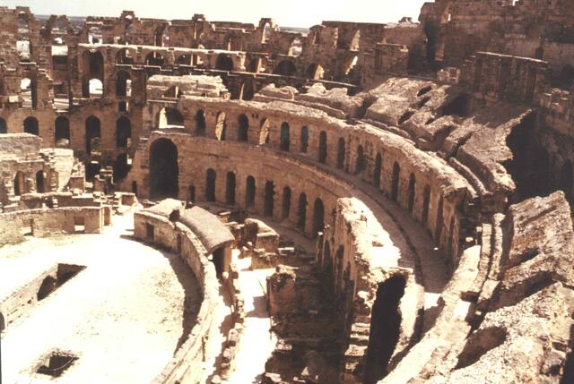 Zunächst wollten sich die Römer ihren eigenen Glauben nicht nehmen lassen. Sie trieben die Christen in die Arenen. Hier in El Jem in Tunesien wurden die Wehrlosen zu Hunderten vor 60.000 Zuschauern von Löwen und Bären zerrissen.