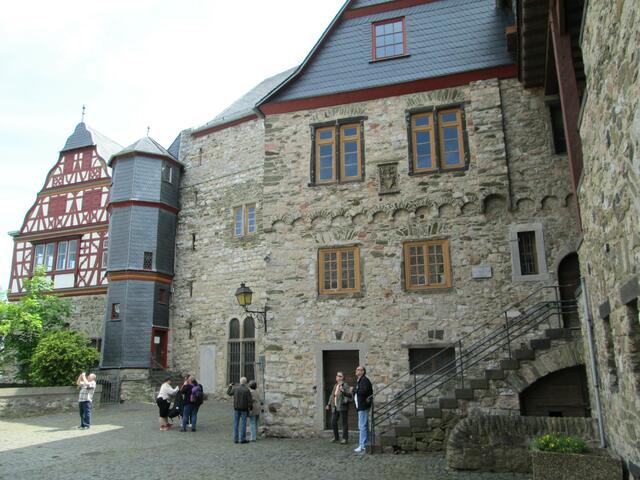 Rechts im Schlosshof steht der 1929 abgebrannte und ab 1934 wieder aufgebaute südliche Teil des Schlosses in Limburg.
