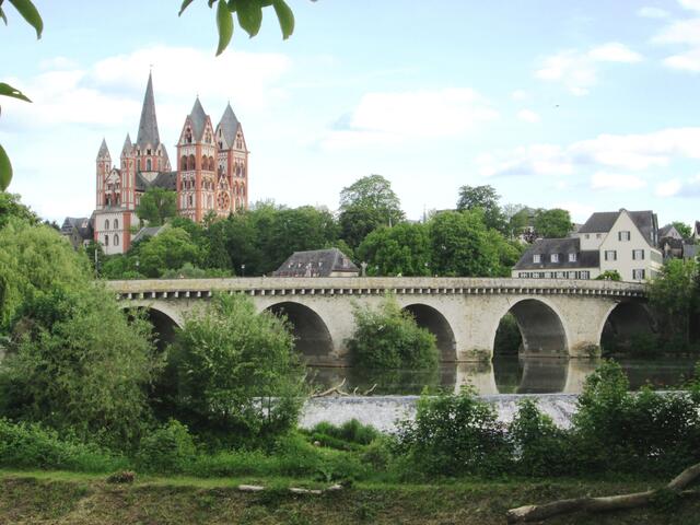 Die alte Brücke über die Lahn vor dem Limburger Dom.