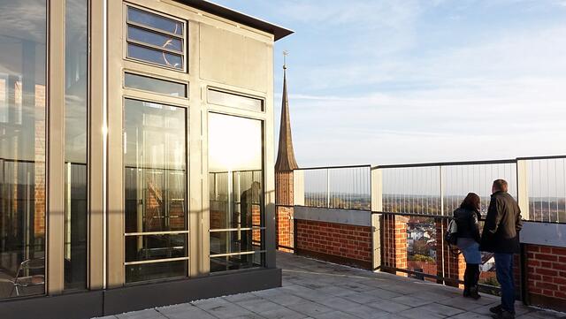 Von hier oben kann man nur nach Westen, Süden und Norden blicken, weil das Dach der Kirche höher ist als der Turmstumpf mit der Aussichtsplattform. Foto: Helmut Kuzina