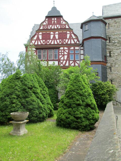 Der nördliche Schlossteil, der im Renaissance-Stil errichtet wurde, mit seinem Vorgarten.