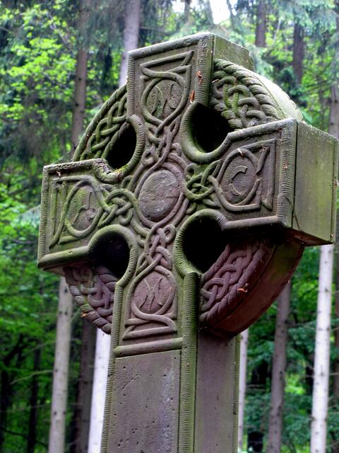 Sogar bis in den Norden Europas, bis zu den britischen Inseln, wie es dieses Kelten-Kreuz zeigt.