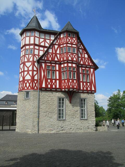 Prächtiges Fachwerk der gotischen Vikarie aus dem 16. Jahrhundert mit Büro- und Verwaltungsräumen. Das Gebäude gehört zum Zentrum St. Nikolaus des Bistums Limburg. Das Haus Staffel (auch als Alte Vikarie oder vormals als Domküsterhaus bezeichnet) wurde 1515 erbaut, ist seit 1903 Eigentum des Bistums und wurde von 2011 bis 2013 grundlegend saniert.