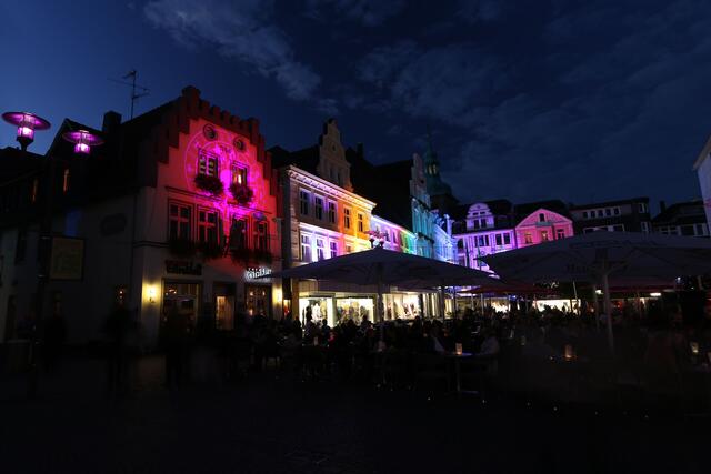 Der Marktplatz der historischen Altstadt, eingetaucht im Farbenmeer...