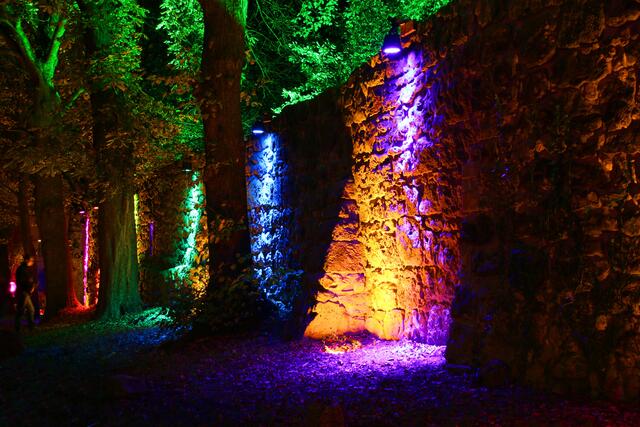 Die Stadtmauer taucht ins wechselnde Lichtspiel der Farben ein.