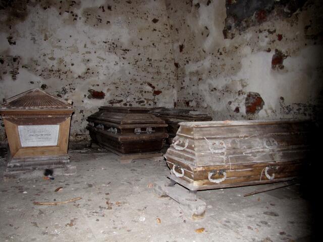 Gibt es eine Seele? Kann es, wenn der Körper zu Staub geworden ist, ein Weiterleben auf irgendeine Art geben? Eines ist jedoch gewiss: Aus Sternenstaub sind wir entstanden und zu Sternenstaub werden wir in langer Zeit wieder werden.