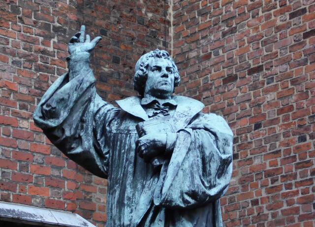 Über ein Jahrtausend später sorgte der nächste Bibelübersetzer für Aufregung. Martin Luther war selbst im Sündenpfuhl Rom gewesen und war schockiert davon. Er protestierte gegen den Ablasshandel und viele andere Ungerechtigkeiten der Kirche.