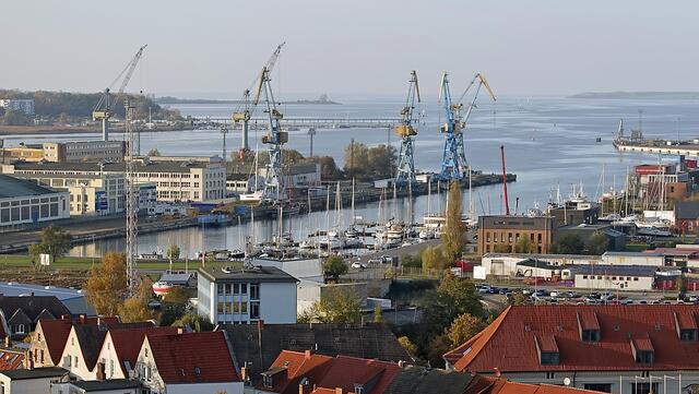 Der Westhafen liegt an der geschützten Bucht, am Horizont (rechts) zeichnet sich die Insel Poel ab. Foto: Helmut Kuzina