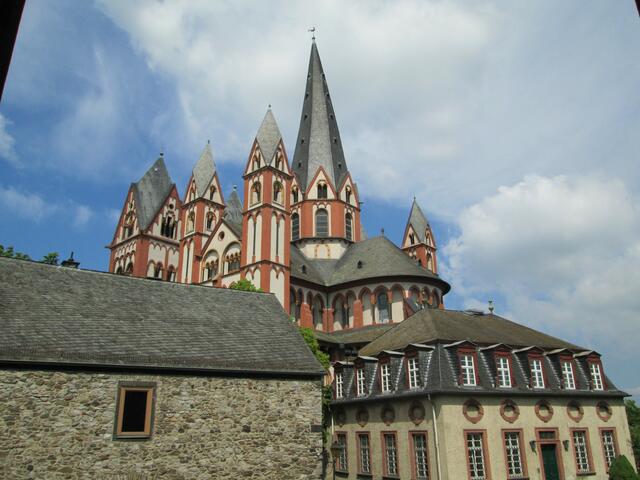 Sicht auf die Rückseite des Limburger Doms aus dem Schlosshof, wobei sechs der sieben Türme deutlich zu erkennen sind.