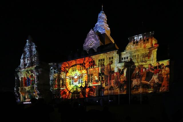 ... und zum Schluss noch einmal der Rathausplatz während der Lichtspielvorführung.
