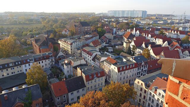 Am Rande der Altstadt die roten Backsteingebäude (von links), die Volkshochschule in der Straße Badstaven sowie das Gerhart-Hauptmann-Gymnasium in der Dahlmannstraße. Im Vordergrund die Baustraße, die zur zentralen Lübschen Straße mit den Giebelhäusern (rechts) führt. Foto: Helmut Kuzina
