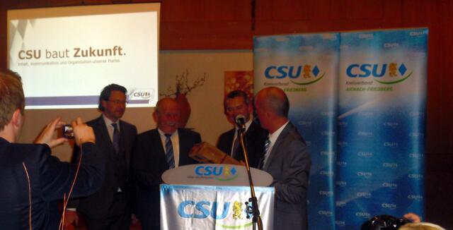 Stellvertretender Landrat Manfred Losinger lässt sich etwas zum Geburtstag feiern. Es gratulieren der Generalsekretär Andreas Scheuer, Kreisvorsitzender Peter Tomaschko und Landrat Dr. Klaus Metzger