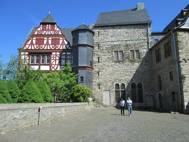 Rechts ist der romanischer Mittelbau des Schlosses Limburg zu sehen, der durch Gerlach von Ysenburg zu Beginn des 13. Jahrhunderts erbaut wurde. Links ist der nördliche Schlossteil abgebildet, der im 16. Jahrhundert erbaut wurde.