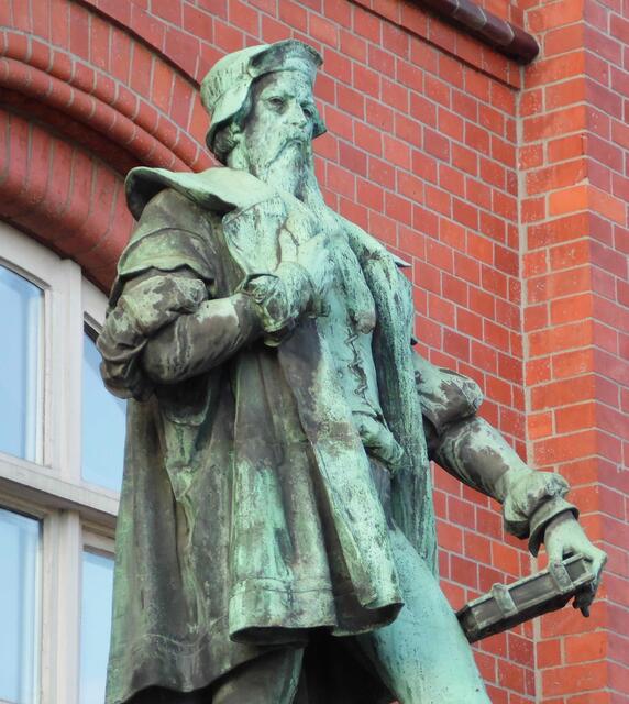 Johannes Gutenberg hatte zu dieser Zeit den Buchdruck erfunden. So konnten nun Luthers zahlreiche Schriften großflächig verbreitet werden und wurden dem Volk zugänglich. Die Reformation und damit die Kirchenspaltung, die Luther gar nicht gewollt hatte, nahm ihren Lauf.