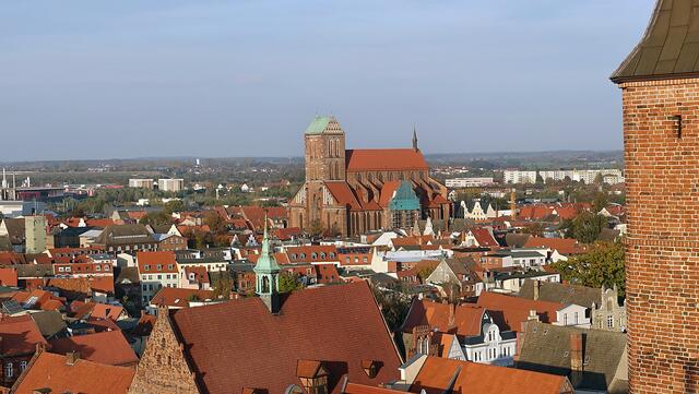 St. Nikolai (Bildmitte) mit dem 37 m hohen Mittelschiff und dem 50 m hohen Turm wurde 1487 fertiggestellt. In ihr finden regelmäßig Gottesdienste statt. Foto: Helmut Kuzina
