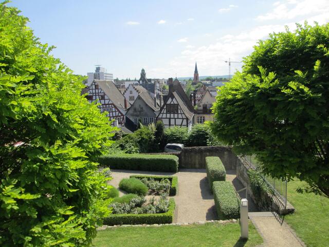 Garten am Domberg unterhalb des  Domschatz- und Diözesanmuseums.  Er ist nicht zu verwechseln mit dem Mariengarten an der Residenz des Bischofs in Limburg. Dieser wurde unter Leitung des bisher letzten Bischofs Franz-Peter Tebarz-van Elst angelegt. Die vier Rasenfelder sind in Jura-Kalkstein gefasst. Der Garten soll fast 800.000 Euro gekostet haben.