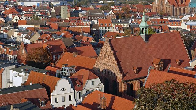 Der Blick auf die Heilig-Geist-Kirche, die von der Neustadt umgeben wird, einem attraktiven Wohnbereich der Altstadt. Foto: Helmut Kuzina