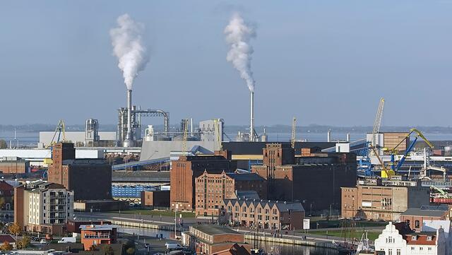 Hinter den ehemaligen Speichern liegt der Seehafen, in dem vor allem Stück- und Schüttgut sowie Holz und Holzprodukte umgeschlagen werden. Hinter dem Hafen befindet sich das Haffeld, das größte Gewerbegebiet der Hansestadt, auf dem die holzverarbeitende Industrie angesiedelt ist. Foto: Helmut Kuzina