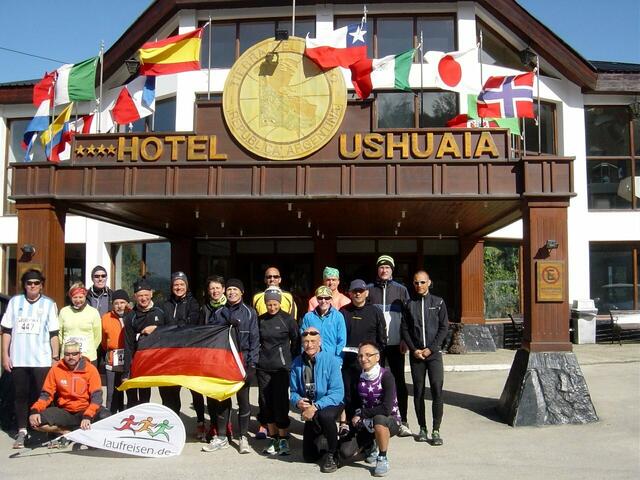 Gruppenbild mit den Teilnehmern am Fireland Marathon.