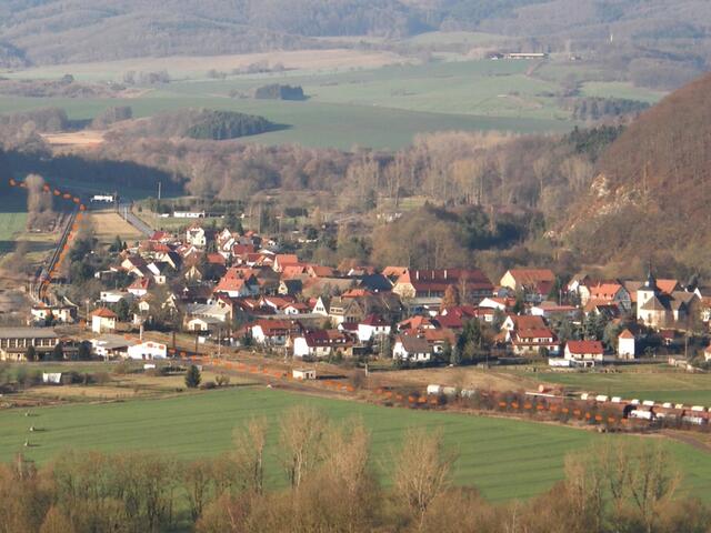 Blick auf Woffleben - Strichel-Linie markiert die Bahnstrecke