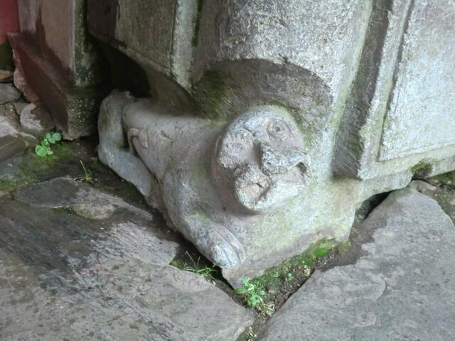 Auch unter dem Brunnen im Rilakloster geifern die Monster in Stein
