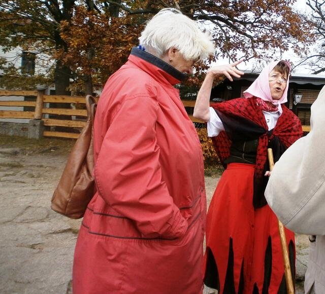 Auf die Zählerei von der Hexe Nileve darf man sich ja nicht verlassen: 
„Du musst verstehen! Aus Eins mach Zehn, und Zwei lass gehn, und Drei mach gleich, So bist du reich. Aus Fünf mach Sechs, so sagt die Hex`, mach Sieben und Acht, so ist´s vollbracht: Und Neun ist Eins und Zehn ist keins“.