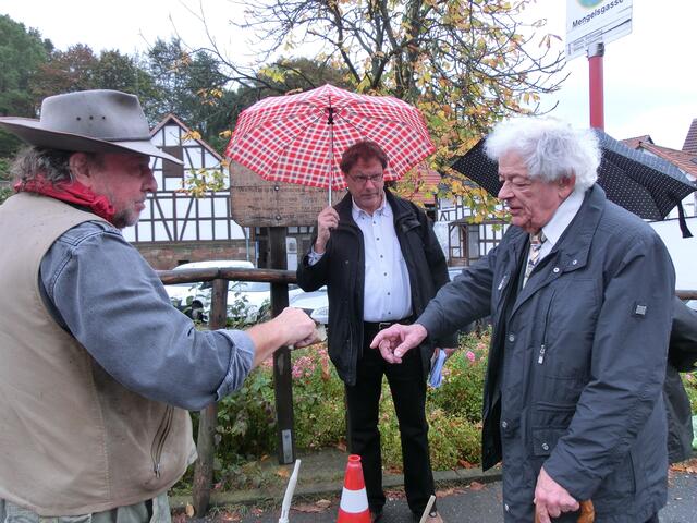 Der Künstler Gunter Demnig (links) erklärt Amnon Orbach von der jüdischen Gemeinde (rechts) und dem Initiator der Verlegung Johannes Linn den Aufbau der Stolpersteine. | Foto: Barbara Wagner