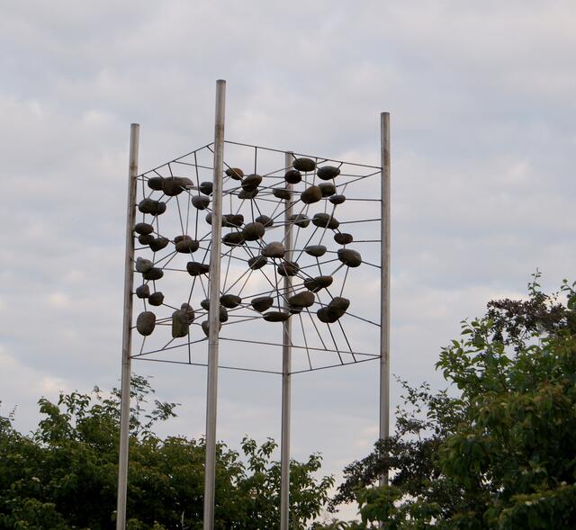 Ein kleines Rätsel stellt sich dem Besucher am Geopfad am Brelinger Berg. Um es zu lösen...