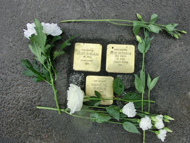 Stolpersteine für die Familie Buxbaum in der Goßfeldener Straße. | Foto: Barbara Wagner