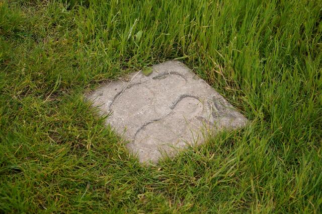 ...musste man in diese Fußabdrücke treten und erkennt die Lösung. Siehe nächste Aufnahme.
