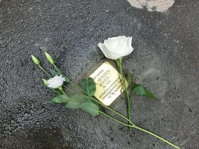 Stolperstein für Dr. Heinrich Berger im Oberweg. | Foto: Barbara Wagner