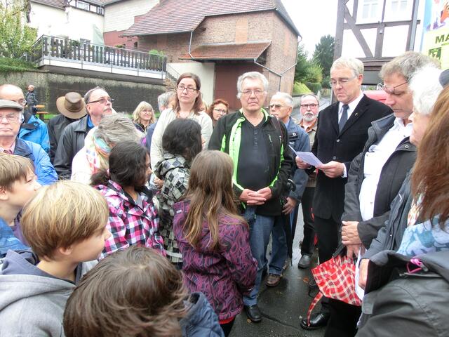 Pfarrer Wehrmann trägt seine Gedanken zur Stolperstein-Verlegung vor, während (v.l.n.r) Dieter Woischke, Wolfgang Mende (beide GKV), Stadträtin Dr. Weinbach, Dr. Dörnemann (GKV), der ehemalige Ortsvorsteher Hans Dittmar und Hans-Jürgen Sitt (Vorstand Marburger Linke), Johannes Linn (GKV, Ortsbeirat) und Amnon Orbach (jüdische Gemeinde) zuhören. | Foto: Barbara Wagner