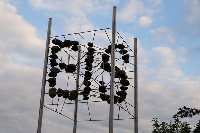 Wir sehen hier die Station mit dem Titel "Eiswürfel" am Geo-Erlebnispfad "Bewegte Steine" am Brelinger Berg. Mehr über die "Bewegten Steine" erfahren wir unter folgendem Link: https://www.wedemark.de/umwelt-verkehr/geo-erlebnispfad/