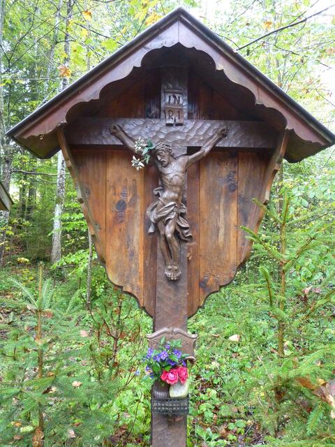 Dieses liebevoll gepflegte Wegkreuz stand inmitten der prächtigen Natur.