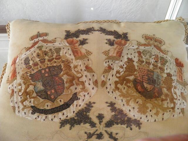 gesticktes Kissen mit den Wappen des Hauses Waldeck/Pyrmont und Bentheim/Steinfurt