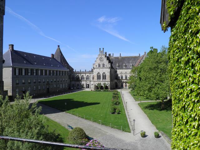 Blick von der Mauer in den Innenhof und zum Hauptgebäude