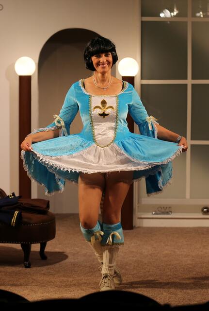 Natalie (Stephanie Zebbedies, auch Regie des Stücks)