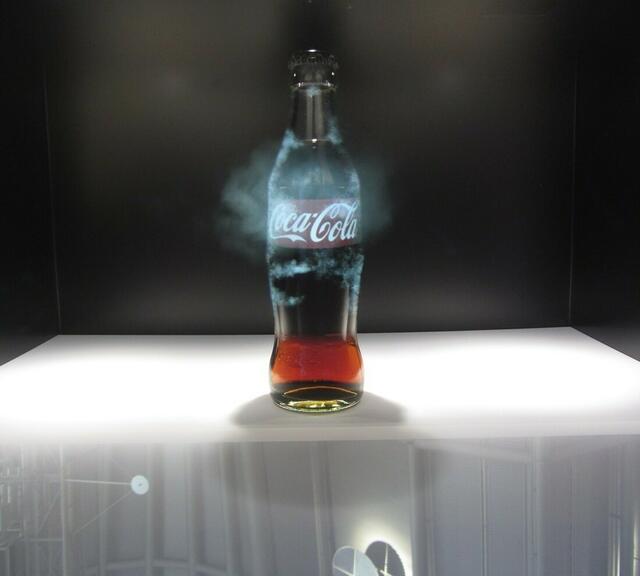 Cola-Flasche mit Animation: Die Flasche ist echt, Logo und Eis sind es nicht.